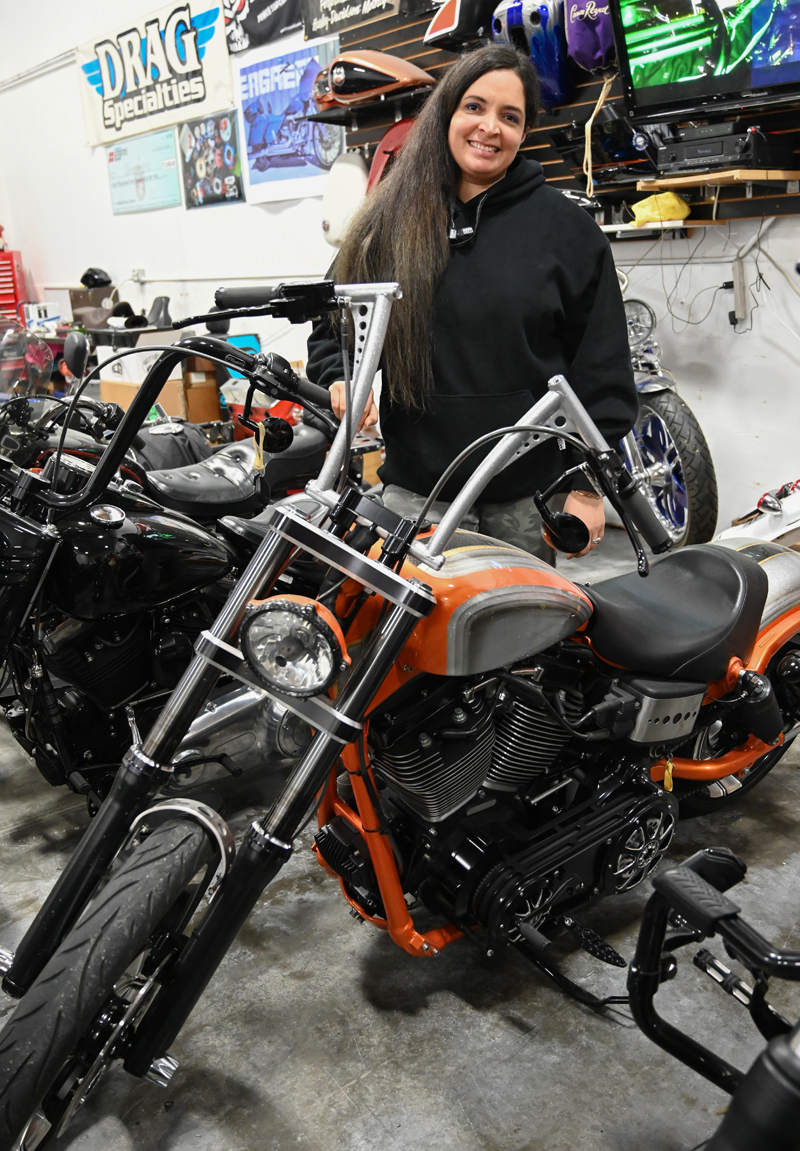 top women motorcycle builders jessica ruse harley davidson street bob