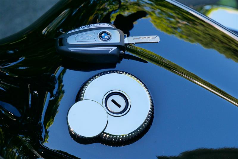 new motorcycle review 2021 BMW R 18 first edition fuel cap fob