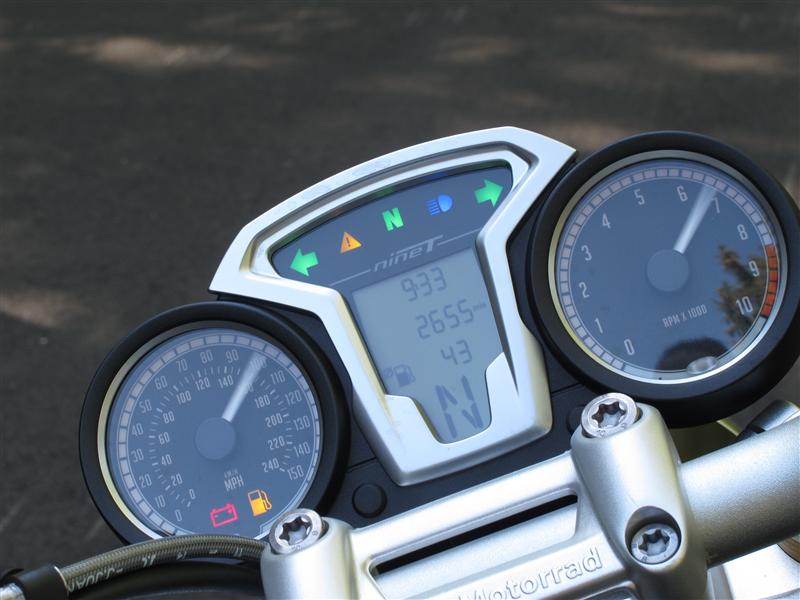 review 2016 bmw r ninet display