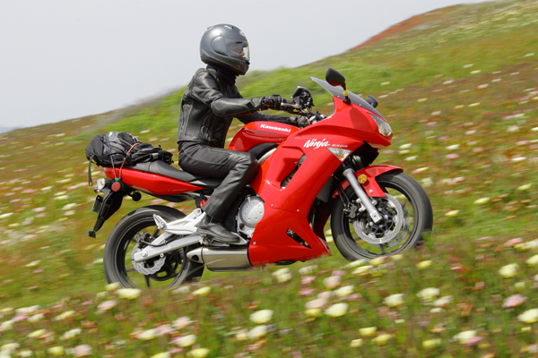 MOTORCYCLE Kawasaki Ninja 650R: Blurring Lines - Women Riders