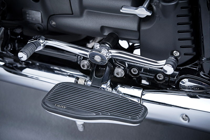 BMW touring model new R 18 classic cruiser floorboards