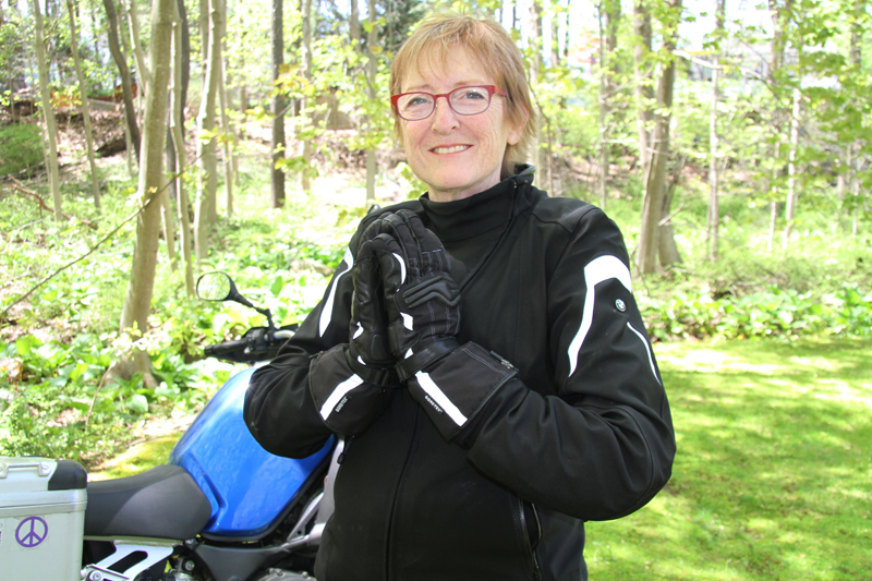 review gloves for warm and cold motorcycle riding BMW Liz Jansen