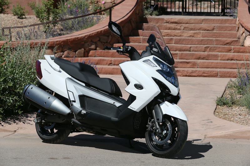 Scooter Review Kymco MyRoad 700i right side