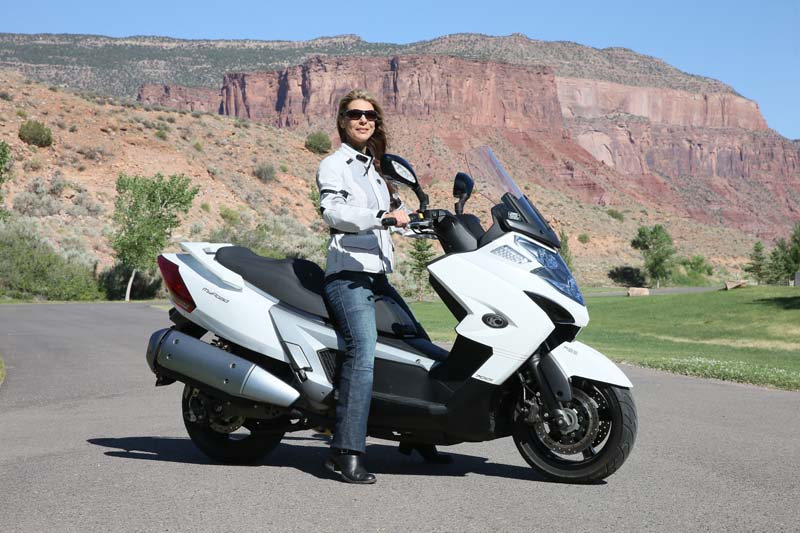 Scooter Review Kymco MyRoad 700i woman seated