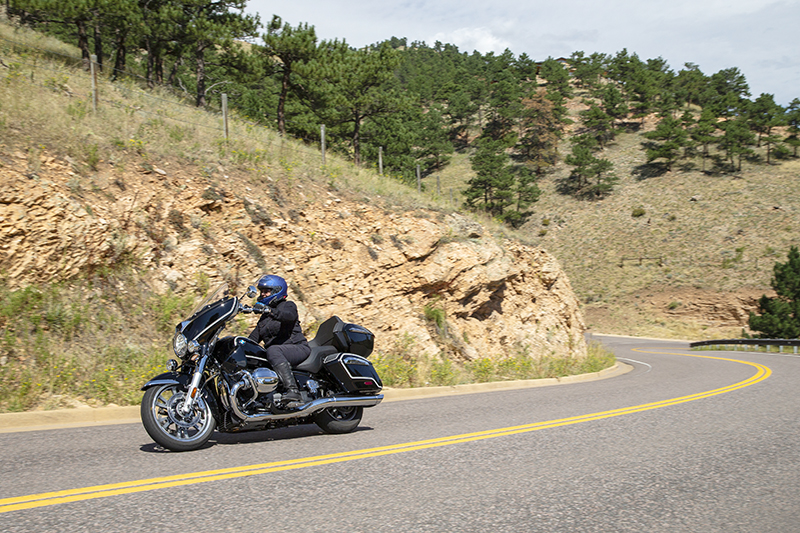 BMW R 18 Transcontinental woman rider