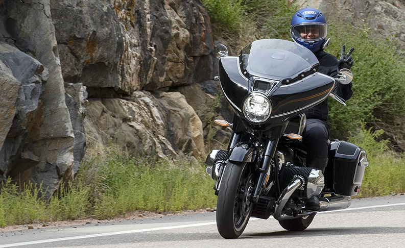 BMW designed its own style for the fork-mounted fairing to use on the two new bikes. We see so many batwing fairings coming down the road, it’s refreshing to see a different shape. The R 18 B and Transcontinental’s fairing works just as well against wind fatigue.