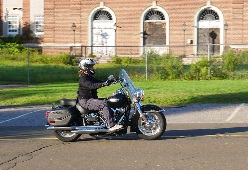 The sit up position and easy reach to the 9.5 inch mini apehanger handlebar, which is just under shoulder height feels just right for my 5-foot-7-inches.