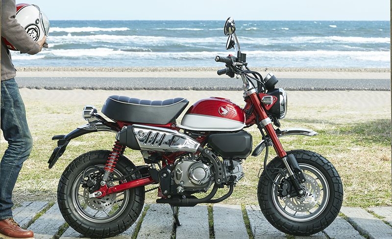 The Monkey has the same 125cc fuel injected engine as the Grom, with a 10:1 compression ratio and a fifth gear.