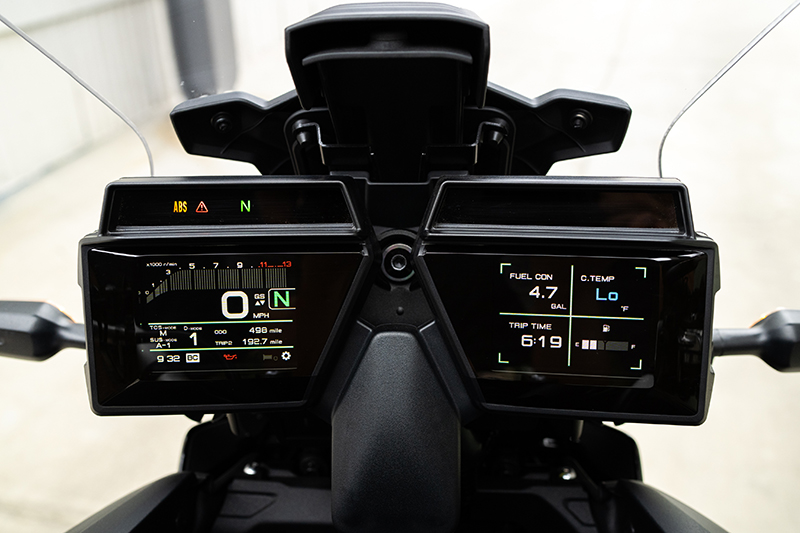 Yamaha Tracer 9 GT split screen display