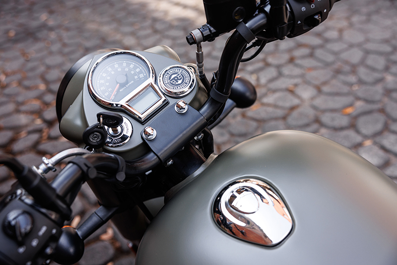 The central instrument display offers a classic analog speedometer with an LCD underneath. Its headlight cowl mounting position adds to the nostalgic look of the Classic.