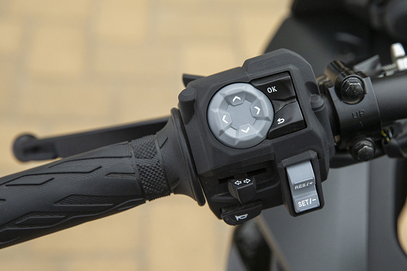 All information is readily available and easily controlled using the navigation arrows at the riders left thumb.