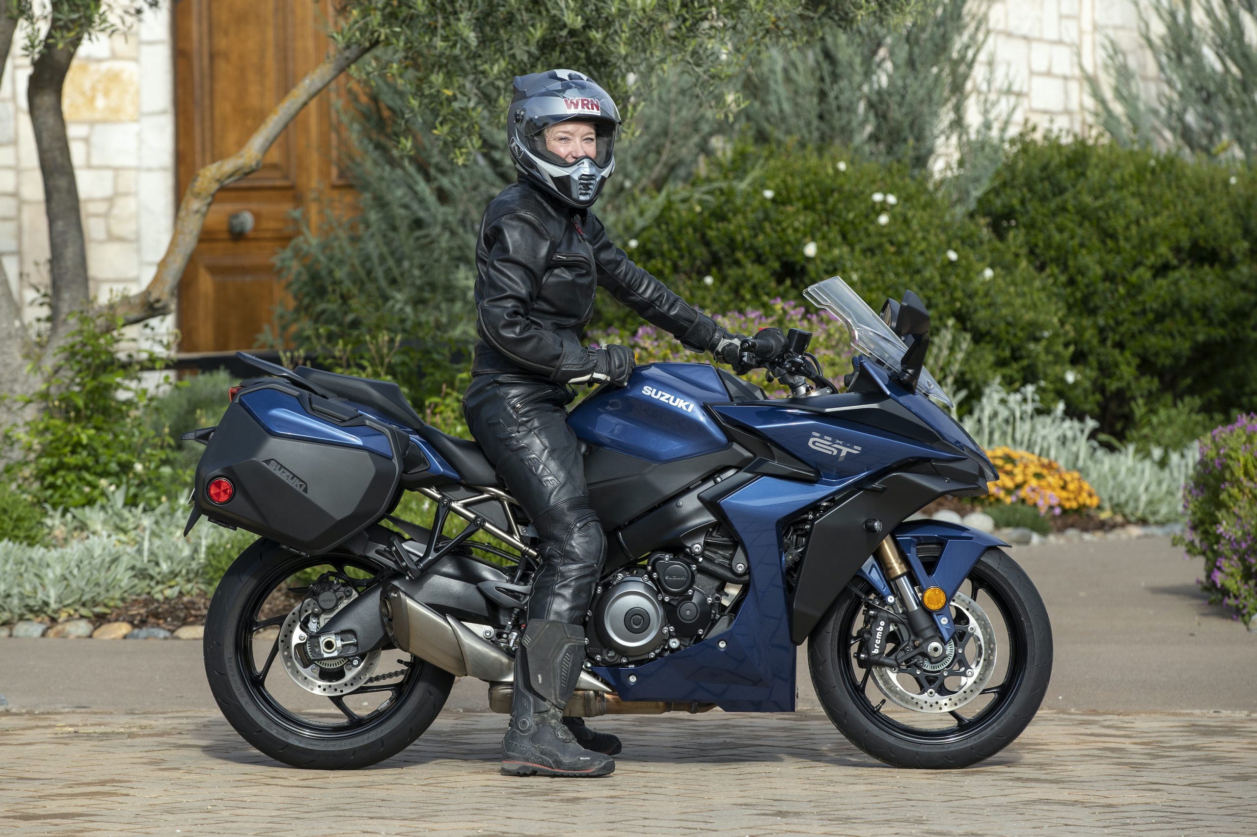 I’m 5 feet 7 inches tall and have a 31.5-inch inseam. The GT+’s 31.9-inch seat height allows me to easily “flat foot” both feet while sitting on the bike.