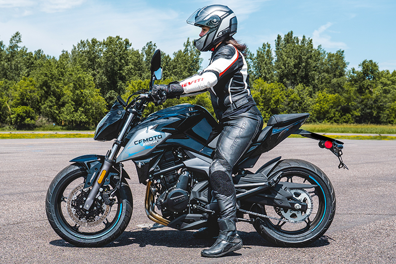The 30.7 inch seat height on the 650NK allows a confident footplant for experienced riders and most shorter novice riders thanks to the bike's narrow seat and light weight.