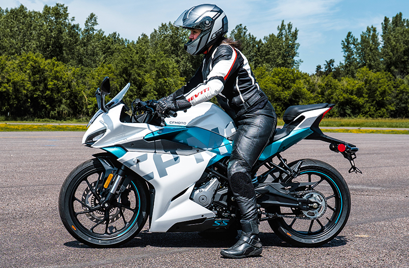 Even with this super sporty forward seating, the 30.7 inch seat height allowed confident flat footing on this fun entry level sportbike. 