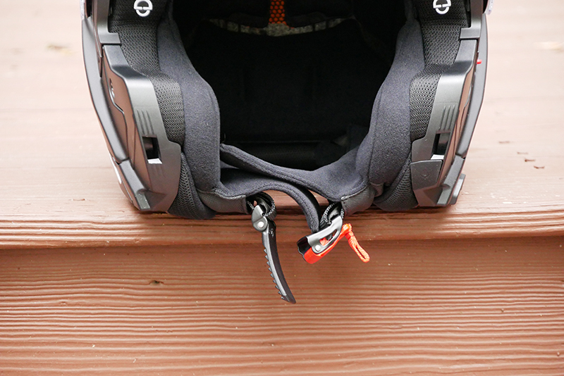 Schuberth ratchet retention system