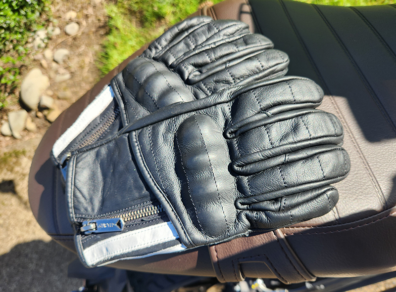 Light clearance motorcycle gloves