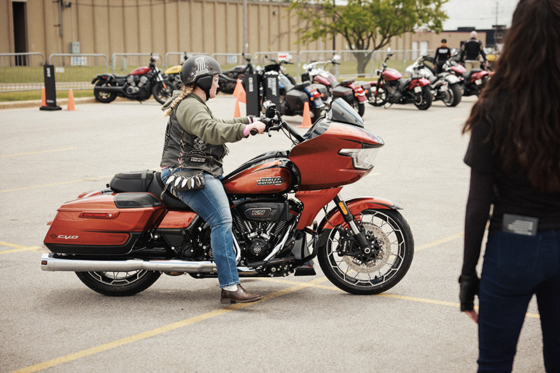 Harley-Davidson Home coming woman rider CVO Road Glide