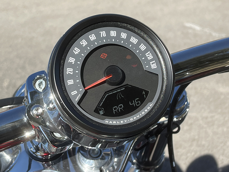 19_streetbob-dash 4-inch Harley softail display