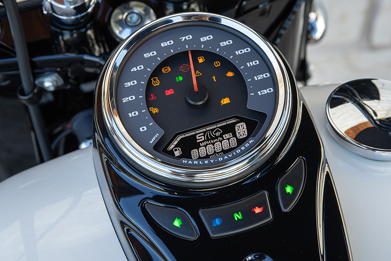 23_heritage-dash 5-inch gauge 2025 Harley cruisers