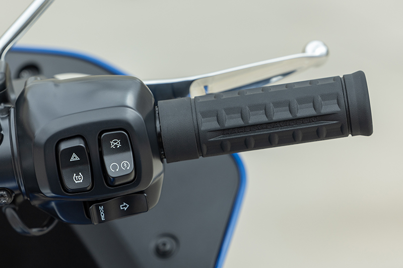 2b_grip_right 2025 Harley softail right grip