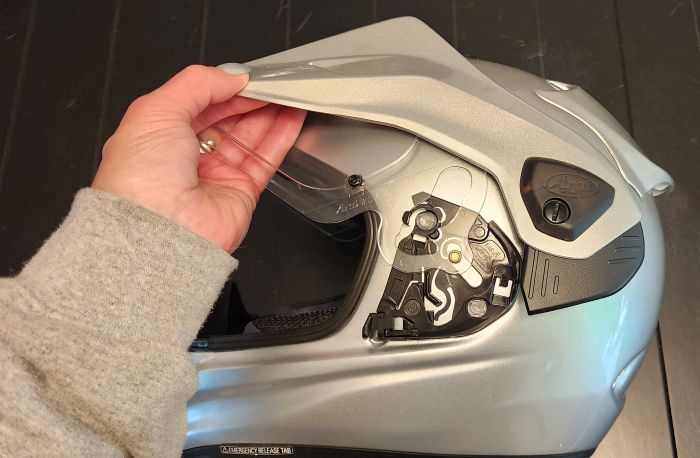 03 tool free visor swap 700 Tool-free visor swaps make it easy to change your setup on the go—from peak-and-shield combos to a sleek, goggle-ready shell.