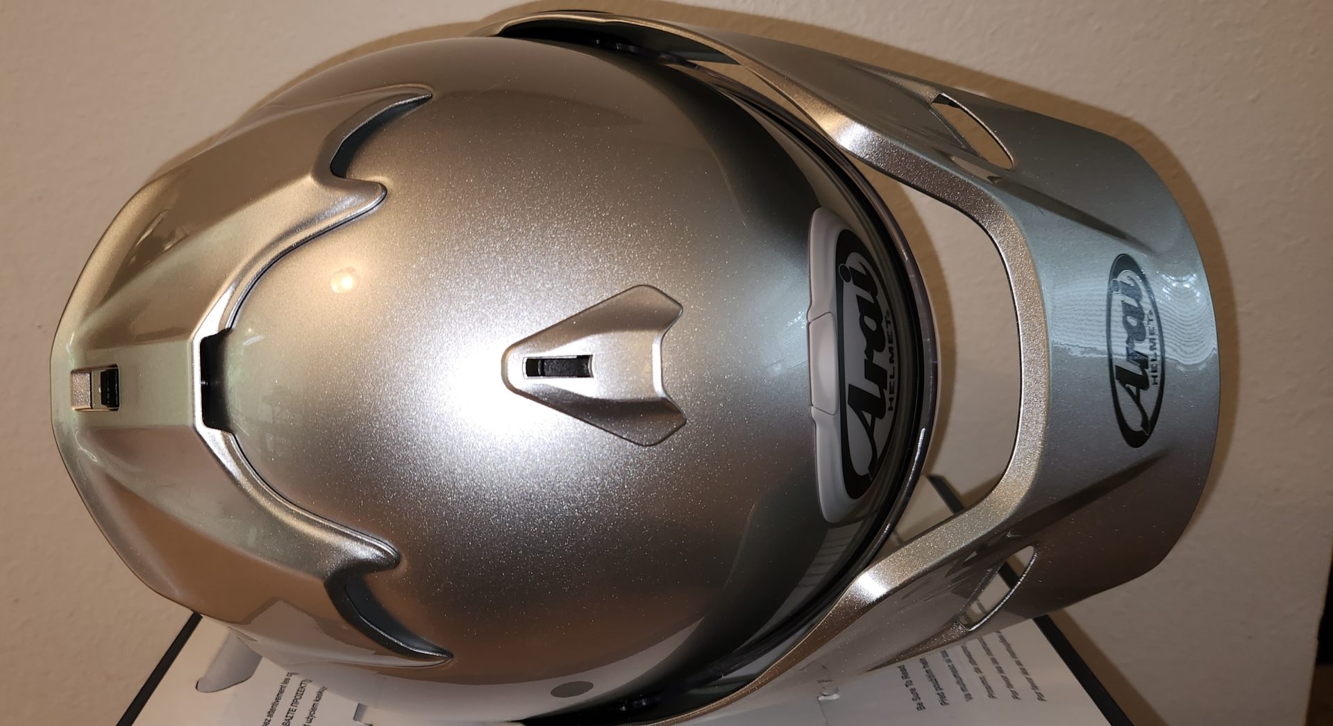 04 ventilation The XD-5’s advanced vent system helps you breathe easy. Air intake vents are included in the forehead logo, an open/shut port on top, and exhaust out the rear spoiler and lower vent exhaust ports.