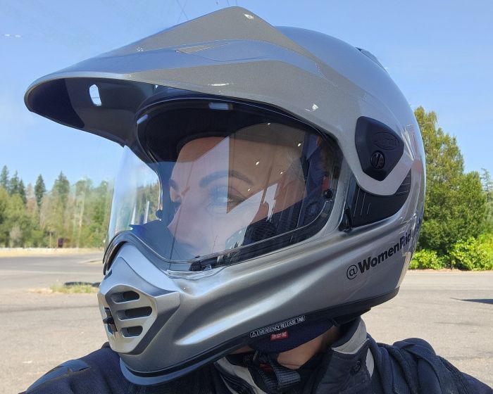 05 light even with peak Even with all its rugged protection, the helmet still feels light and balanced on the head—even with the peak and visor attached.