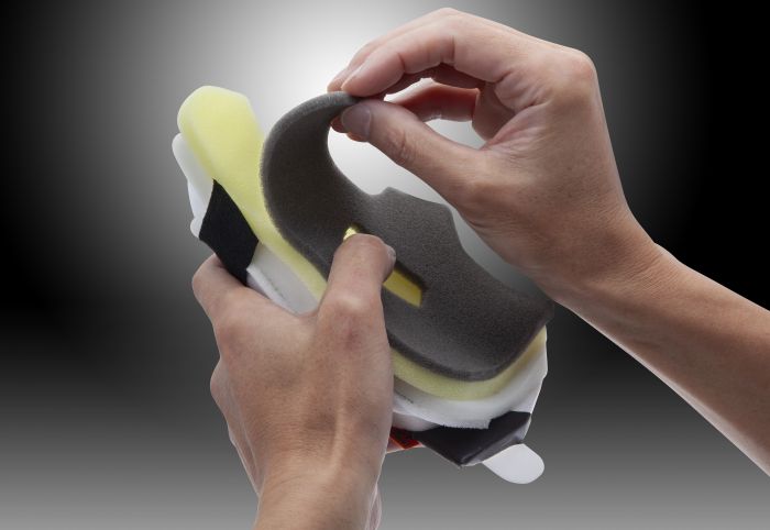 06_padPeelaway 700 For everyday comfort, the XD-5 features peel-away layers in both the cheek pads and liner, allowing for fine-tuning the fit. Riders can choose from a variety of cheek pad thicknesses (15mm–40mm) to dial in their comfort. The liners are odor- and stain-resistant.