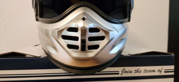 07 chin vent A large closable vent in the chinbar helps dramatically in warm weather, offroad riding, and while using the face shield.