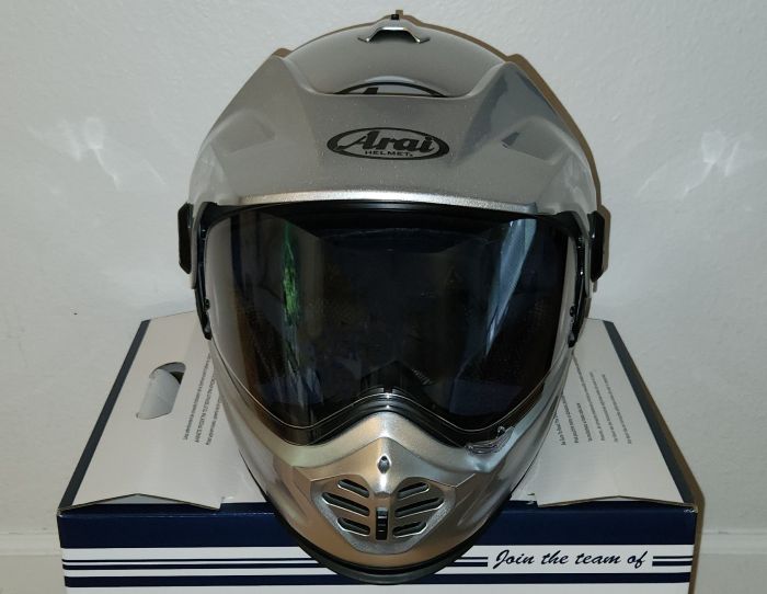 07 viewport dark shield Whether you're rolling through high-elevation fog or blasting into the sun, the XD-5’s wide viewport has you covered. Since this helmet doesn’t include an internal drop down sunvisor, I opt to run a dark tinted shield. Other options include a mirrorized ‘green’ and silver.