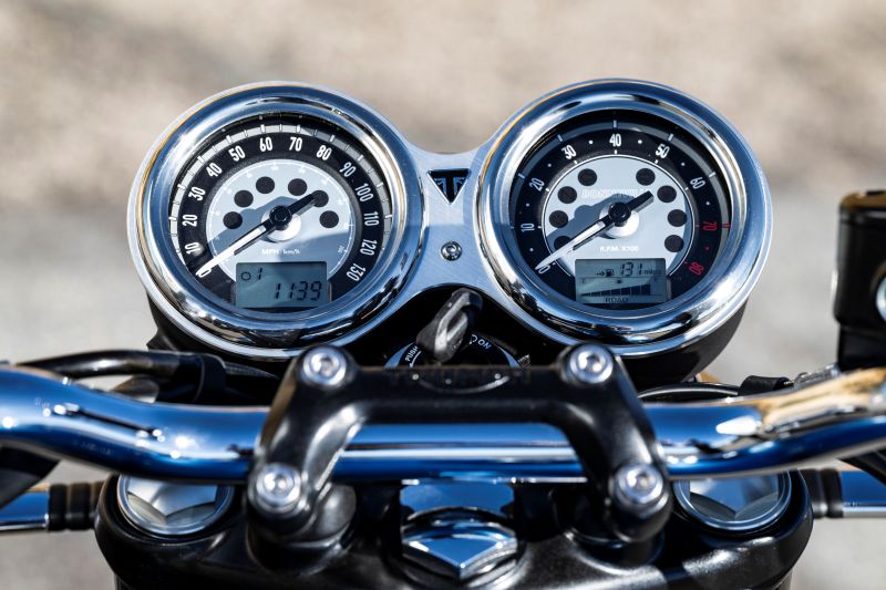 New modern instrument cluster on the 2026 Triumph Bonneville T120. Each model features its own unique cockpit embracing the aesthetic of the machine. Although the look is traditional, the tech is modern offering plenty of information in a subtle display. New modern instrument cluster on the 2026 Triumph Bonneville T120. Each model features its own unique cockpit embracing the aesthetic of the machine. Although the look is traditional, the tech is modern offering plenty of information in a subtle display.