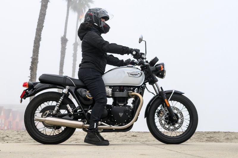 With a height of 31.1 inches and a narrow seat, it’s easy for me at 5 feet 4 inches to almost flat-foot at stops. This is great for riders of shorter stature or those getting back on two wheels after some time away from riding.