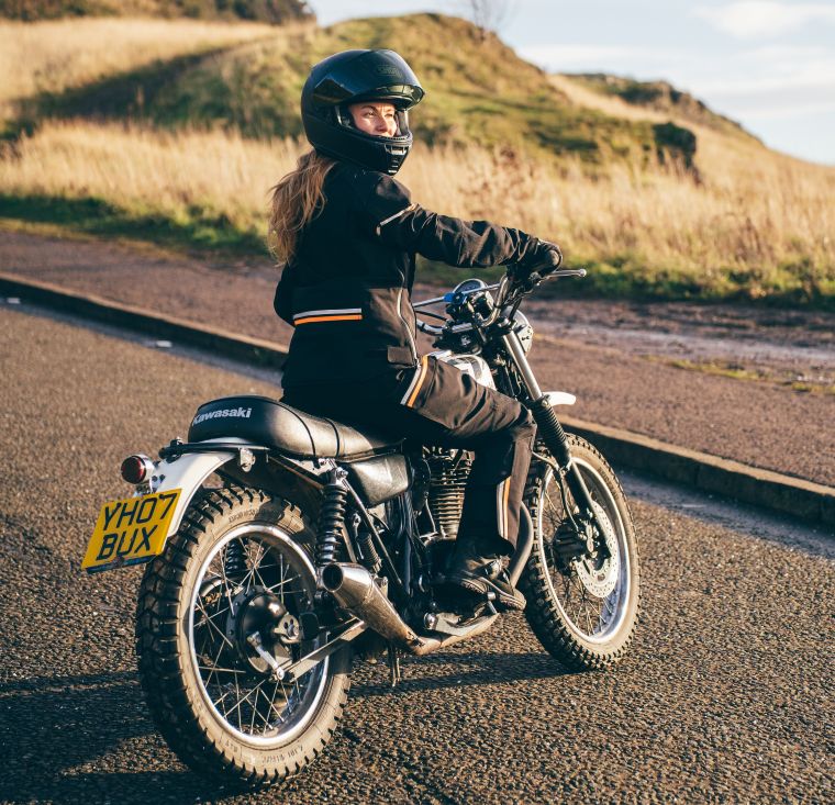 The women’s specific fit and flexible materials make the Vanessa jacket and pants a comfortable choice for everything from daily rides to longer adventures.