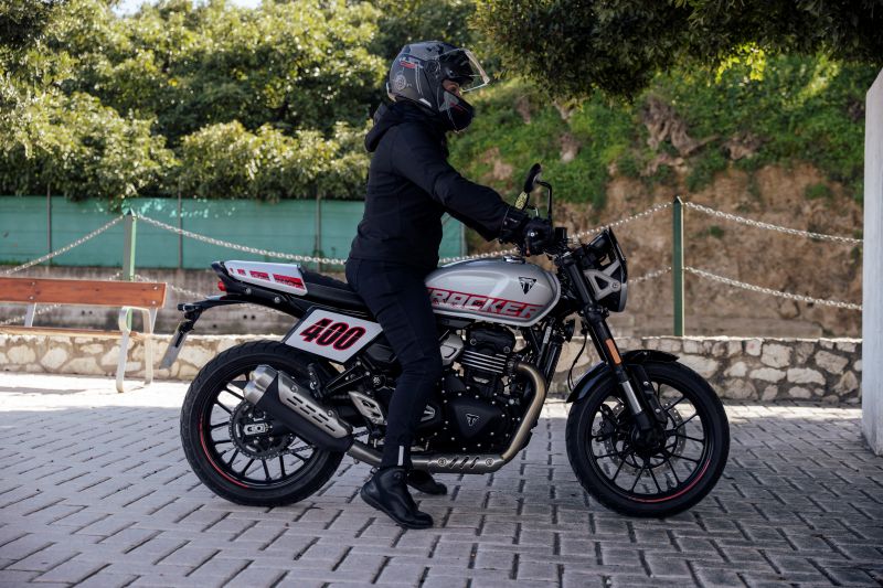 At 5-foot-4 with a 29-inch inseam, I’m able to get pretty solid footing. The Tracker 400’s 31.7-inch seat height is narrow, which helps with the reach to the ground.