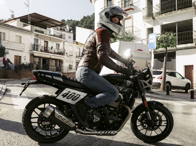 The upright seating and wide handlebar make the Tracker 400 comfortable to maneuver in urban settings as well as in the curves.