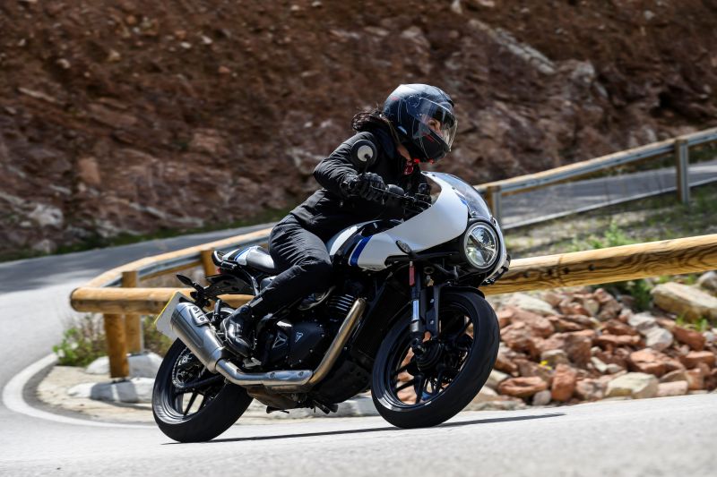 At first glance, the Thruxton appears long and low, suggesting it might be less agile. On the road, the bike feels surprisingly flickable in tight corners. It transitions easily and holds a line with confidence, staying composed even as the pace picks up.