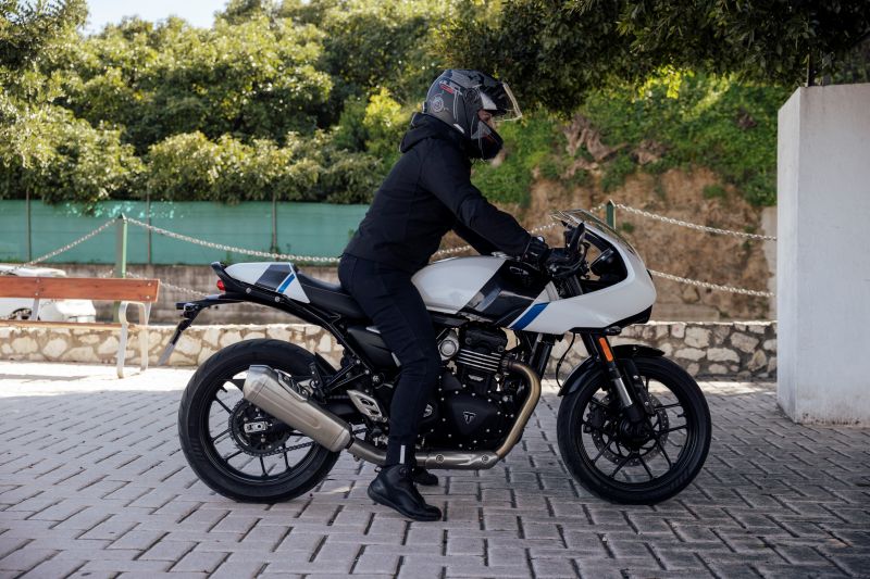 With a narrow, 31.3-inch seat height, the Thruxton 400 allows a confident stance at stops for a rider of similar height and inseam. The clip-on style handlebars are a longer reach and low making for a sporty riding position.